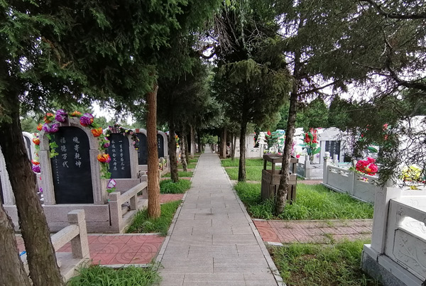 盛京寝园东区基本销售完毕处于半封园状态，目前热销的墓位都是在西区。