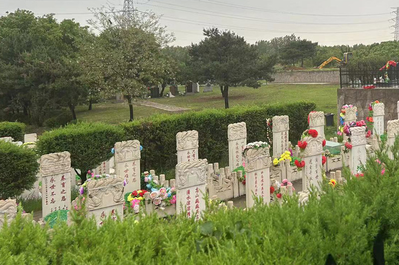 盛京寝园推出壁葬，为低保户、特困户及低收入人群提供了更多选择。1500个精致美观的阁位，售价仅为2800元