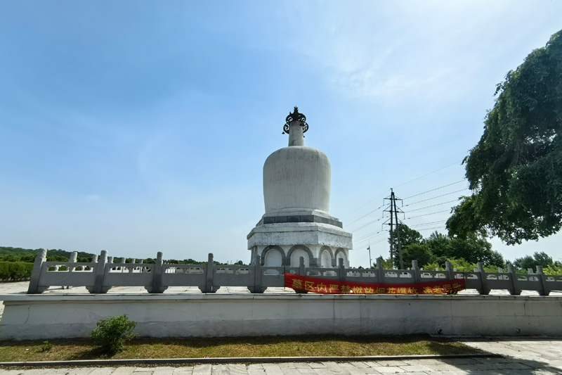 盛京寝园是1993年由辽宁省民政部门批准，占地十三万多平方米的合法公墓
