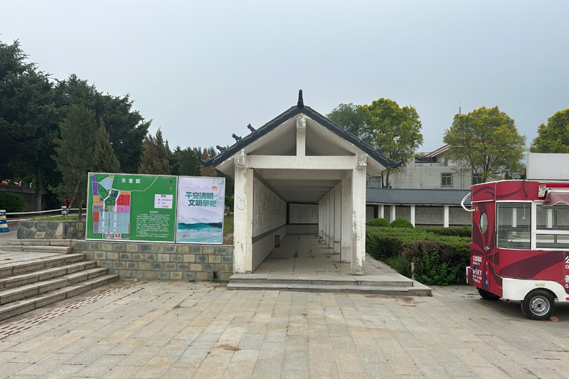 盛京寝园以十三万余平方米的辽阔面积，精心雕琢出一幅“百鸟归巢”的壮丽画卷。